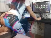 和漂亮妹子一边啪啪一边玩守望先锋你俩是操爽了 这不是坑人吗 这局铁定输了