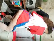 去工友家里玩工友外出不在 和他在厨房正在做饭的骚老婆搞起骚货那饥渴样平时肯定没吃饱过