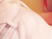 网红哆啦剧情演绎女儿看AV按摩器自慰被爸爸发现推门进去啪啪啪对白淫荡