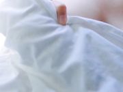 极品爆乳网红美少女软软趴在床单上之火车露点自慰高清3V整合