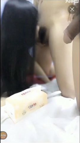 极品高颜值性感美乳女主播和2个小鲜肉直播啪啪,每人只能搞一次,有个男的哀求半天硬是搂着屁股又射一次