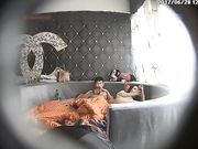 快点喝酒完了我好操你”对白特搞笑年轻情侣开房造爱