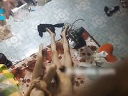 冒险俯视偷拍凌乱出租房年轻小情侣激情啪啪啪体位变换多肏的速度快很猛