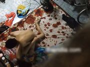 冒险俯视偷拍凌乱出租房年轻小情侣激情啪啪啪体位变换多肏的速度快很猛