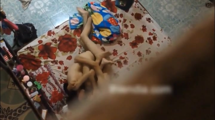 冒险俯视偷拍凌乱出租房年轻小情侣激情啪啪啪体位变换多肏的速度快很猛