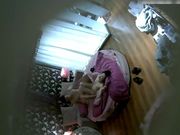 漂亮长发大学美女提前开好房间等异地男友进来后饥不可耐的猛操,刚干完美女换上性感情趣服还要,把男的累倒了