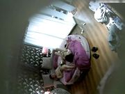 漂亮长发大学美女提前开好房间等异地男友进来后饥不可耐的猛操,刚干完美女换上性感情趣服还要,把男的累倒了