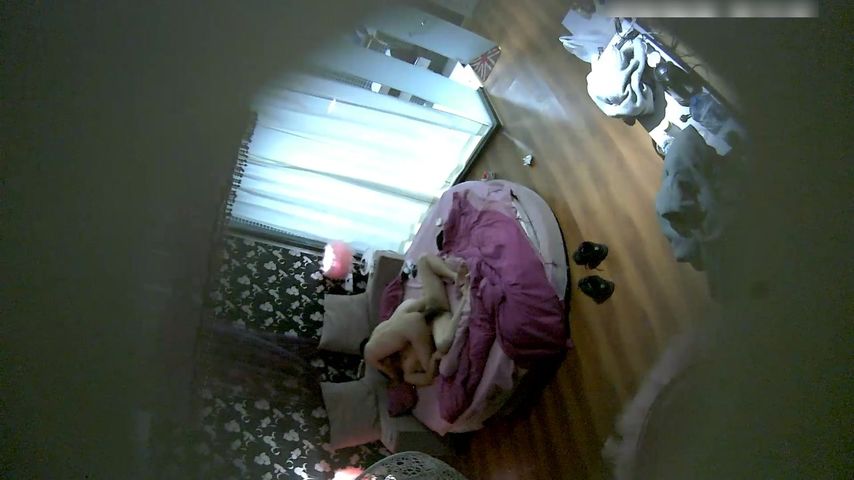 漂亮长发大学美女提前开好房间等异地男友进来后饥不可耐的猛操,刚干完美女换上性感情趣服还要,把男的累倒了