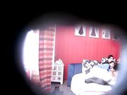 特色酒店偷拍屌丝男啪啪前让妹子张开腿掰开逼研究一下下面毛毛还挺黑的