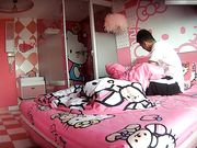 特色酒店偷拍高颜值性感美女和新男友开房开始害羞趴床上玩手机真正开操时没想到男的阳痿了,看表情生气了