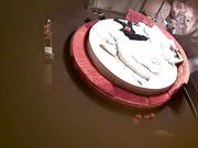 特色圆床主题房有钱小老板大叔约会坚挺美乳情妇洗干净开始滾床单女上位扭的相当疯狂非常主动很快就交货了