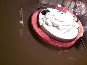 特色圆床主题房有钱小老板大叔约会坚挺美乳情妇洗干净开始滾床单女上位扭的相当疯狂非常主动很快就交货了