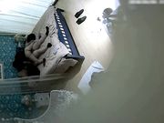 喜欢跪在地上吃鸡鸡的时尚气质美女和公司新来的帅气男同事酒店约会操完一次女的又要操,主动女上位干男的