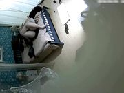 喜欢跪在地上吃鸡鸡的时尚气质美女和公司新来的帅气男同事酒店约会操完一次女的又要操,主动女上位干男的