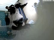 喜欢跪在地上吃鸡鸡的时尚气质美女和公司新来的帅气男同事酒店约会操完一次女的又要操,主动女上位干男的