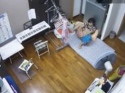 家庭网络摄像头TP妹子练完琴和男友手机视频自慰给对方看