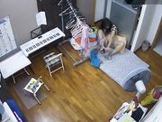 家庭网络摄像头TP妹子练完琴和男友手机视频自慰给对方看