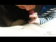 饥渴的学生妹在桌子底下吃我鸡巴