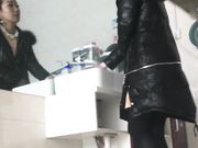 坐盗最新流出某美容培训中心女厕偷拍这的妹子不管老嫩喜欢对着镜子臭美