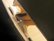 牛人潜入商场隔板女厕侧拍黑丝美眉阴唇有很多分泌物