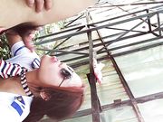 真大胆四眼仔和漂亮空姐制服美女大白天在绿化带广告牌后面啪啪口爆吞精