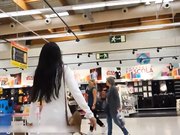 迪卡侬门事件女主角又玩出新高度真空逛超市商场随机拿各种货品自慰喷水还要时刻注意路人出现胆真大