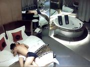 豪华套房偷拍短发美女被男友快速抽插妹子这小身板抱着操是太爽了