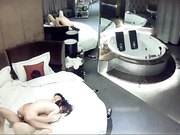 豪华套房偷拍短发美女被男友快速抽插妹子这小身板抱着操是太爽了