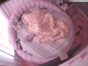 小旅馆情趣圆床偷拍中年男女男的一边搞一边看手机里的AV女的上位摇得很卖力