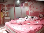 珍稀粉红房度假帅哥美女戴着墨镜啪啪临走时的眼神貌似发现了摄像头