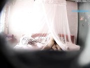 主题酒店娇小漂亮美女被男友来回爆操了5次,个子太高弯着腰还插不进去