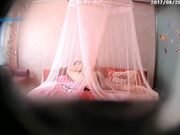 主题酒店偷拍白嫩漂亮的美女私会网友时发现是一线天无毛白虎逼!