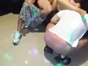 和朋友一起在KTV把被灌醉的小姐轮了