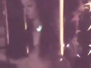 多人淫乱KTV包厢裸体用逼吸烟