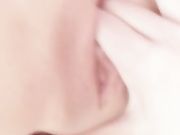 大一水灵嫩妹女仆装在镜头前抚摸她的蝴蝶粉穴