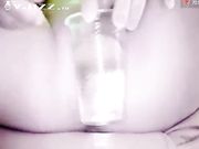 超美嫩逼喝水吃蛋玩手机样样行 想用大屌去征服她