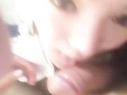 大胆的妹子露脸自拍吃鸡巴视频流出