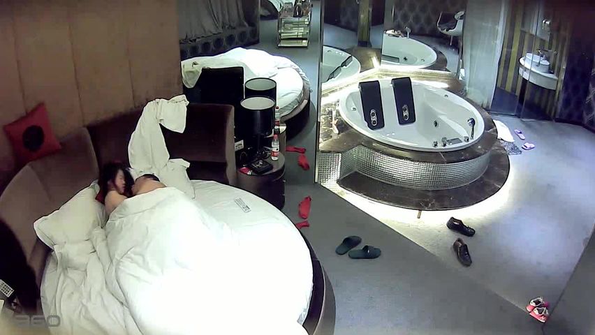 情趣酒店豪华套房TP国企领导秃顶大叔与小情人造爱没整好内射了小情人不愿意了对白精彩