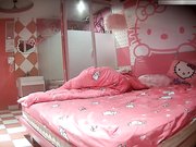 特色宾馆偷拍气质漂亮的高颜值短裤美女和新男友一起旅游玩熟后回到酒店男的就迫不及待要操她,搞了2次!