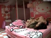 特色房平头大叔与外表淳朴大学生眼镜妹开房妹子身材高挑体形不错射精有意思全整地板上了