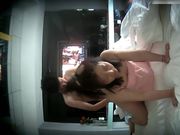 为了拿下刚认识的性感美女白领和酒店服务员一起提前把房间装扮出浪漫气氛,果然的手连续干了3次!都累瘫了