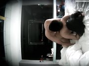 为了拿下刚认识的性感美女白领和酒店服务员一起提前把房间装扮出浪漫气氛,果然的手连续干了3次!都累瘫了