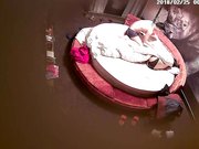 犀牛房大学生眼镜情侣开房性生活洗干净还没干JJ就雄起了口交插入激情四射姿势玩的还挺多肏了妹子2炮还用手机拍