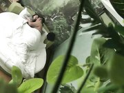 胸大貌美的气质美女酒店被又胖鸡鸡又短的胖男刚操一会就干不动了,美女有点不高兴了叉开双腿还要他接着干!