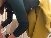 车站公共蹲便双视角偷拍各种类型美眉方便大白屁股又圆又大这镜头太刺激了