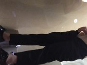 牛人潜入商场女厕偷拍到好几个美女抽烟换姨妈巾