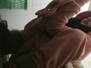 牛人潜入学院女厕偷拍到一个超可爱的粉色睡衣妹子入厕