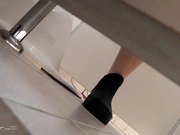 大学校园女生卫生间藏匿隔间偷拍一个接一个美女方便拍脸又拍下面全方位拍摄