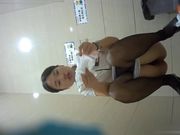 坐盗市最新流出商场全景女厕偷拍其中两个黑丝妹子很有撸点