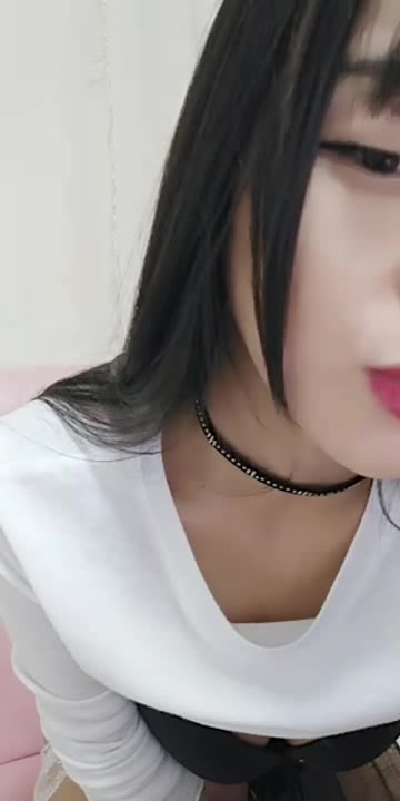 初音，少女心又名漫漫系列七，年龄不大却很骚，奶子不大很会撩，激情自慰大秀淫语把逼搞的可疼了